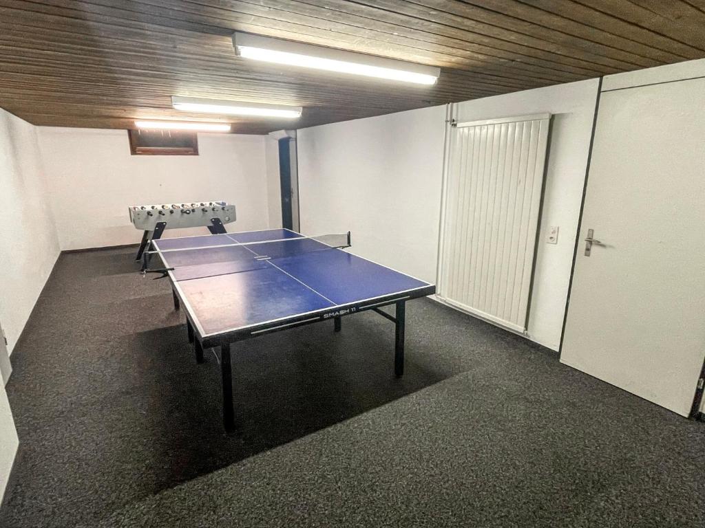 Stolní tenis v ubytování Apartment Apt B 048 by Interhome nebo okolí