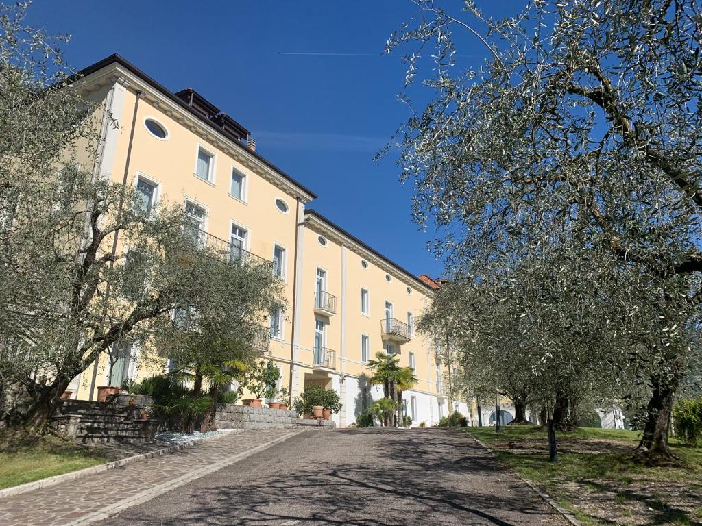 una strada vuota di fronte a un grande edificio di Aparthotel Englovacanze a Riva del Garda