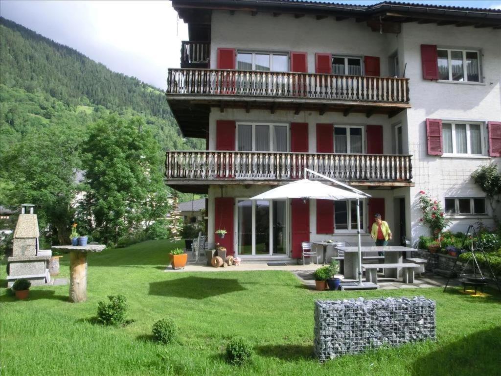 ein großes Haus mit Rasen davor in der Unterkunft Apartment Im Stahle by Interhome in Fiesch