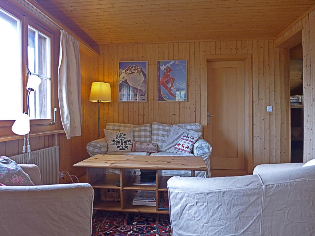 sala de estar con sofá y mesa en Apartment Plein Soleil by Interhome en Wengen