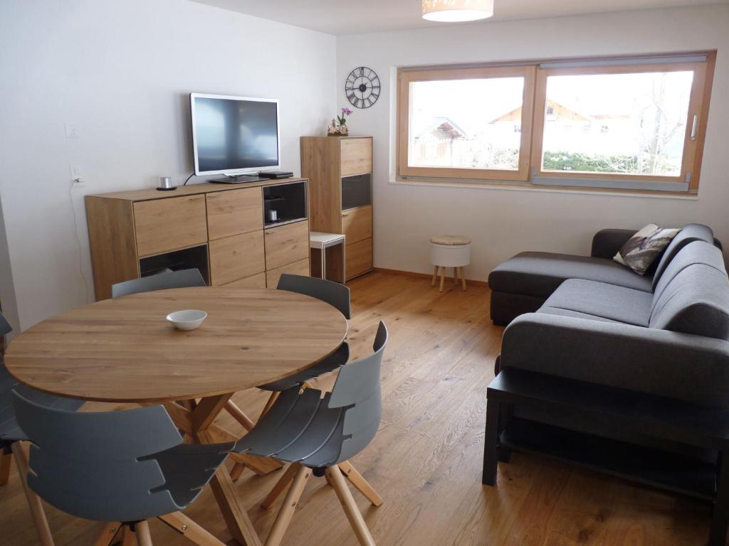 TV a/nebo společenská místnost v ubytování Apartment Jardins d'Helene by Interhome