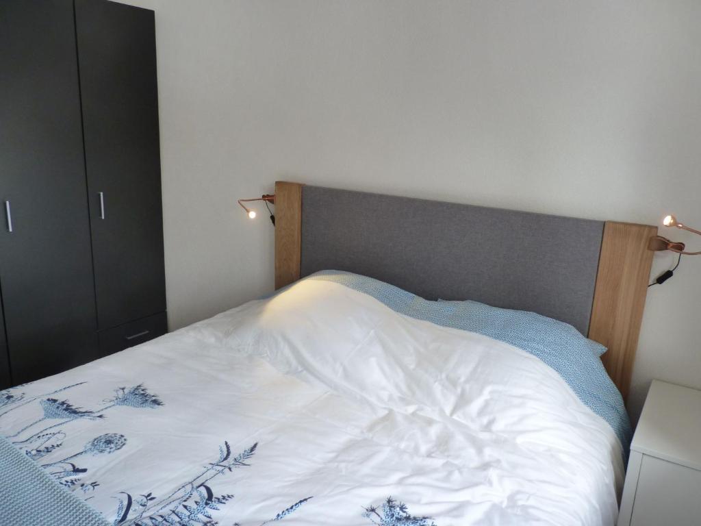 Postel nebo postele na pokoji v ubytování Apartment Jardins d'Helene by Interhome