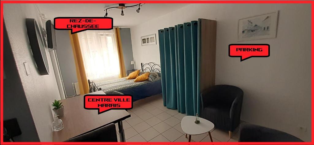 Cette petite chambre comprend un lit et des panneaux muraux. dans l'établissement Charmant studio en plein centre avec parking, à Saint-Omer