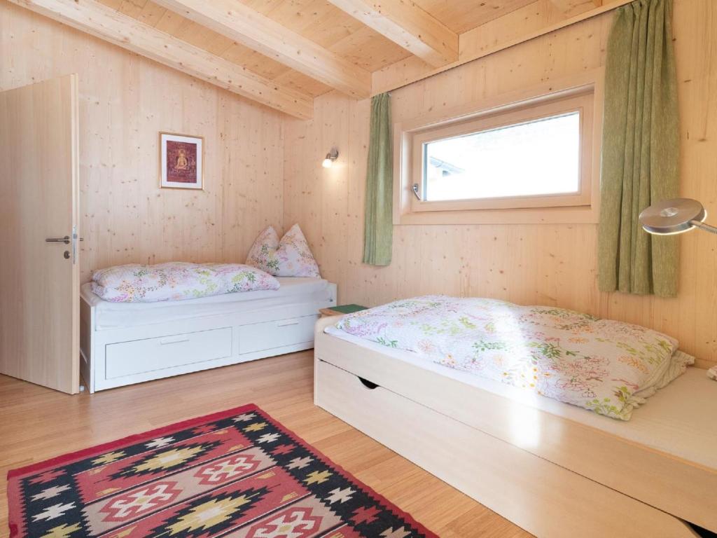 Posteľ alebo postele v izbe v ubytovaní Chalet Shakti by Interhome