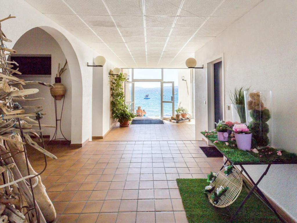 - un couloir avec des plantes et une vue sur l'océan dans l'établissement Studio Les Sables d'Aiguebelle-2 by Interhome, à Aigue-Belle