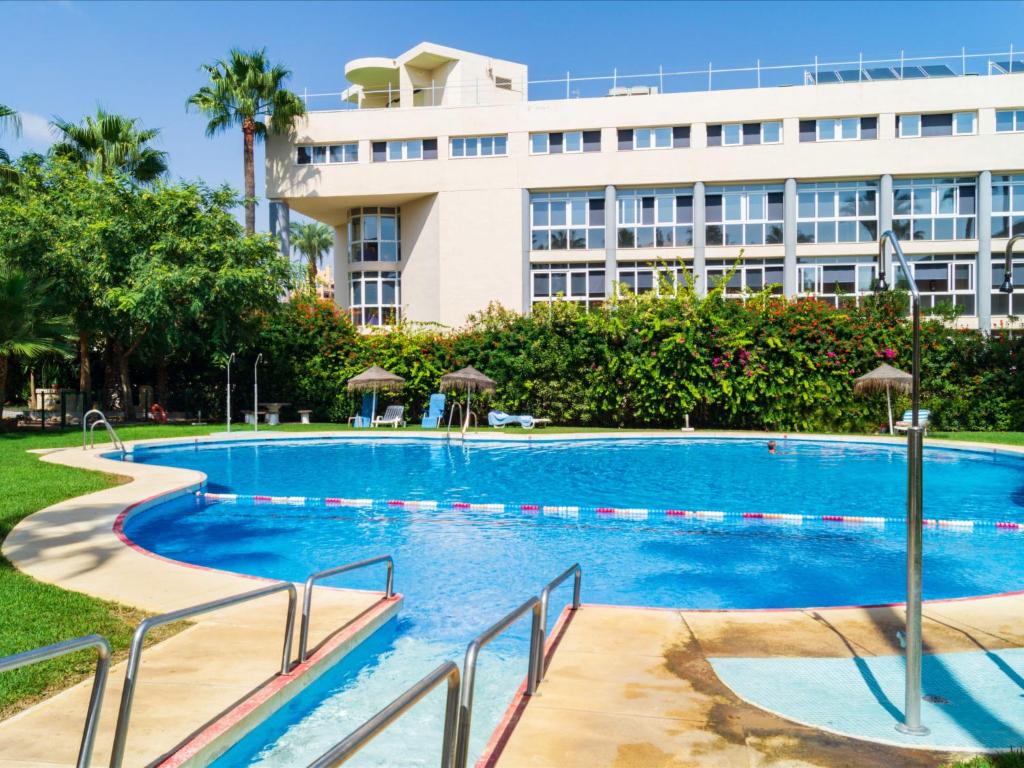 uma grande piscina em frente a um edifício em Apartment Dali by Interhome em Torremolinos