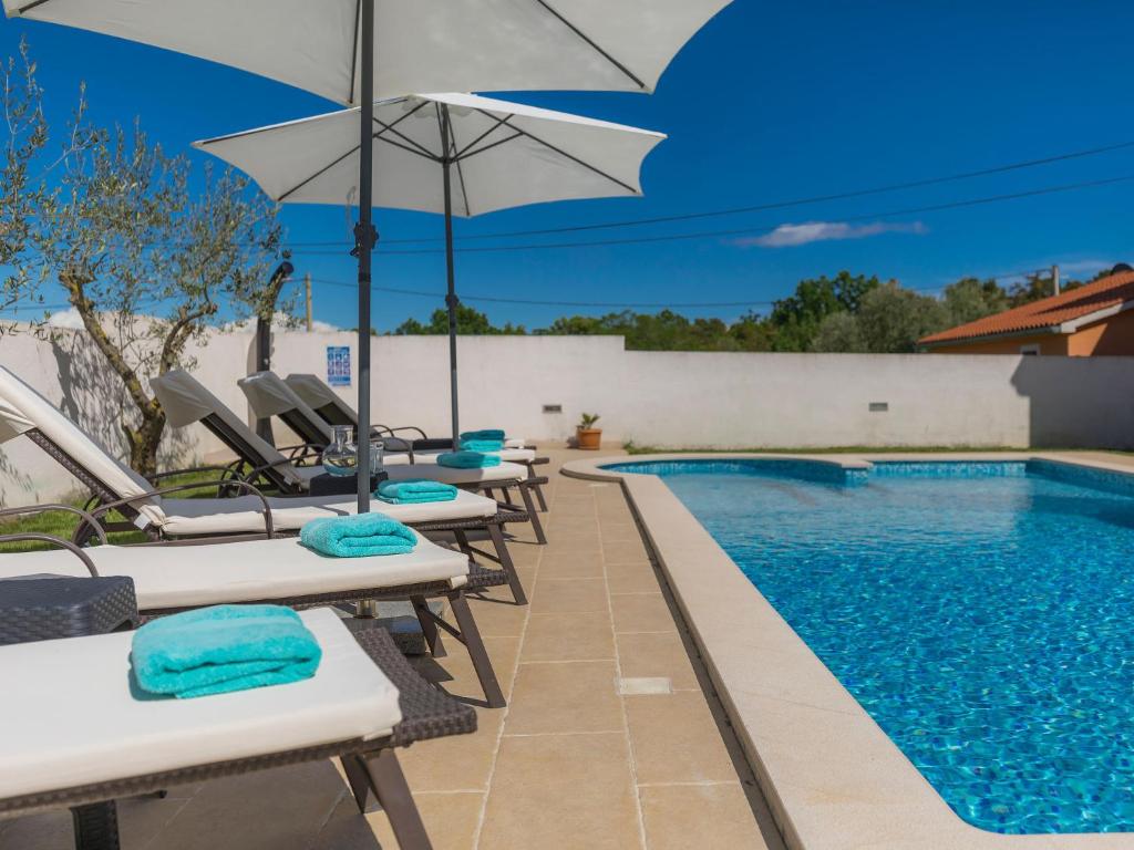 Bazén v ubytovaní Holiday Home Villa Prisedi by Interhome alebo v jeho blízkosti