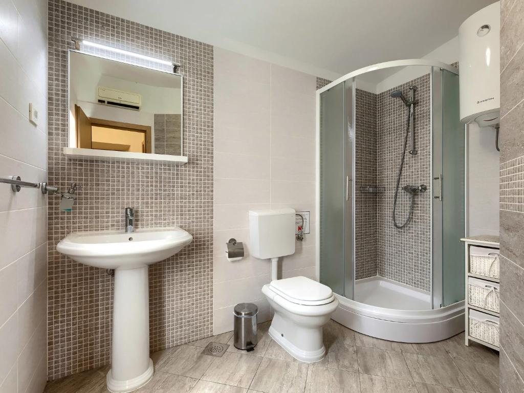 Kúpeľňa v ubytovaní Holiday Home Villa Prisedi by Interhome