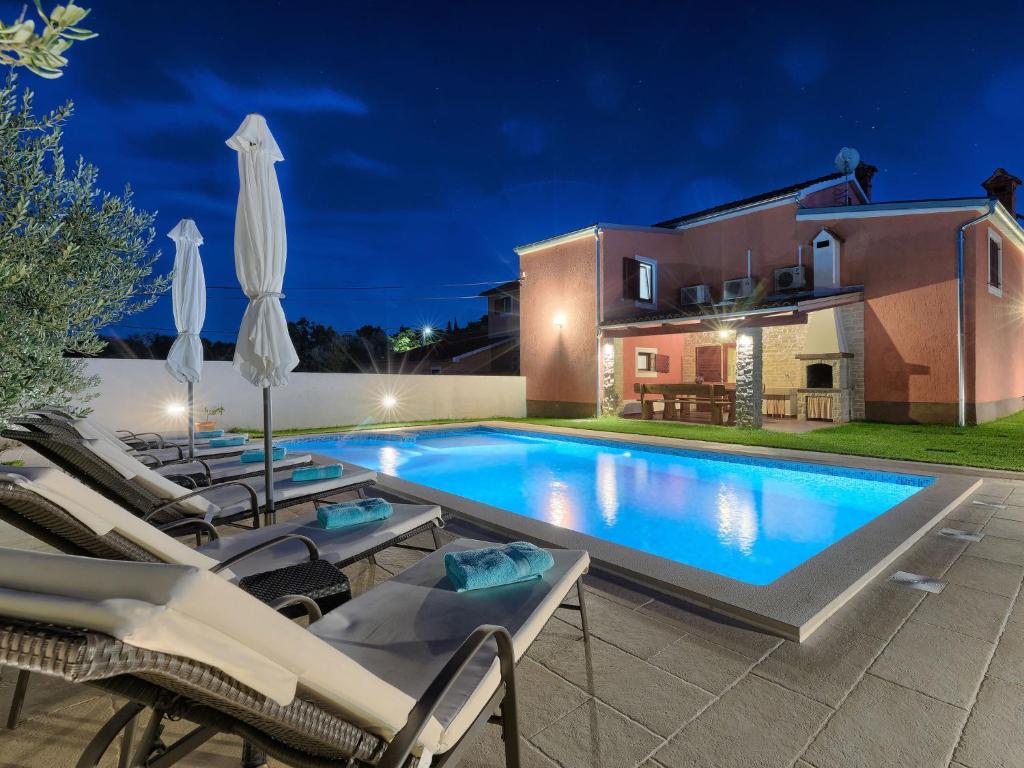 Bazén v ubytovaní Holiday Home Villa Prisedi by Interhome alebo v jeho blízkosti