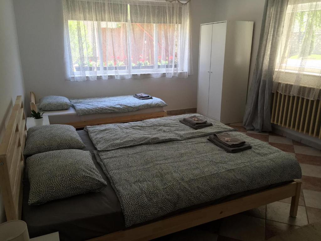 a bedroom with two beds and a window at Bakonyi Kemencésház in Bakonybél