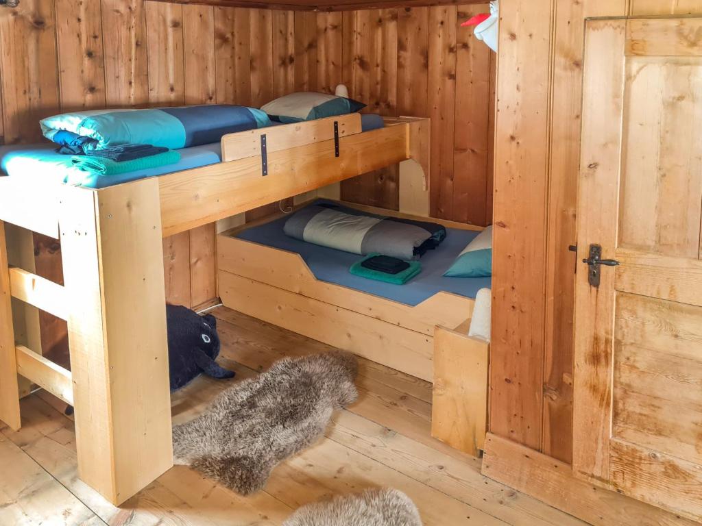 Palanda nebo palandy na pokoji v ubytování Apartment Feu de Joie by Interhome