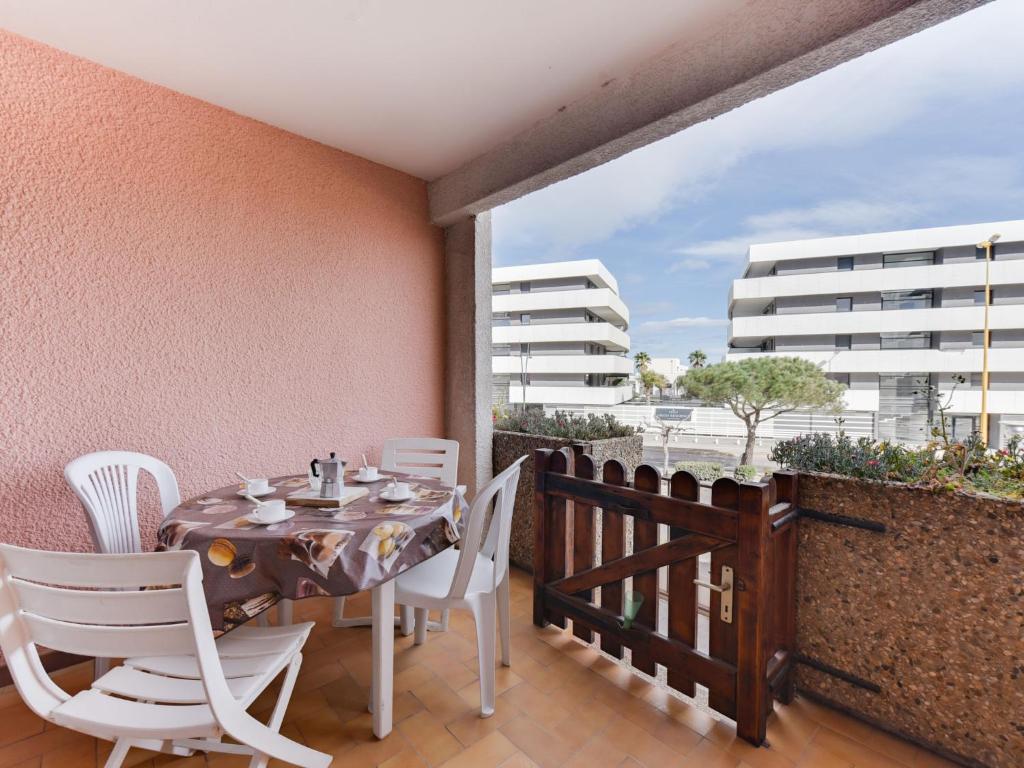 d'une salle à manger avec une table et des chaises sur un balcon. dans l'établissement Apartment Le Méditerranée-2 by Interhome, au Barcarès
