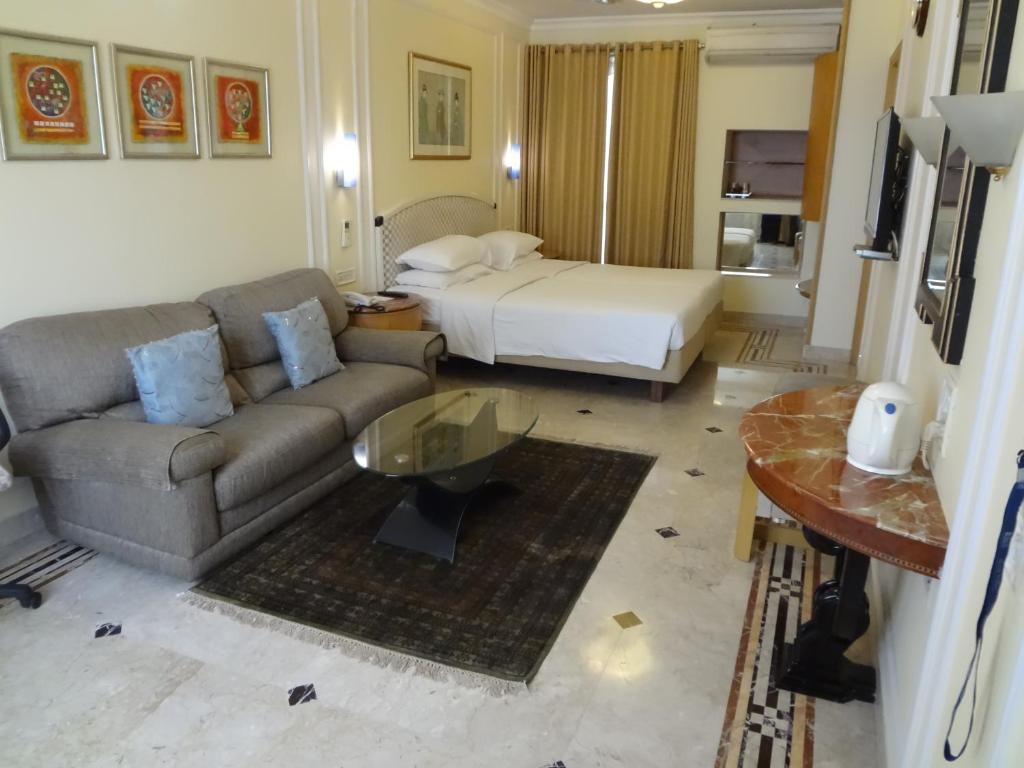 Postel nebo postele na pokoji v ubytování Regency Hotel Malabar Hill