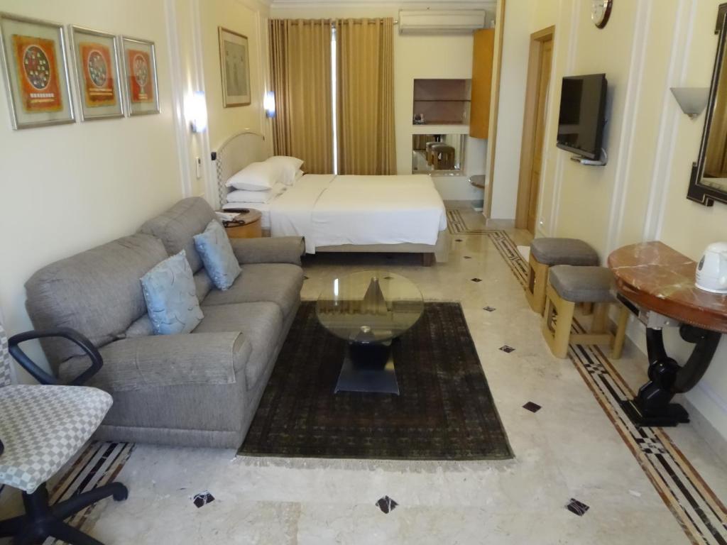 TV a/nebo společenská místnost v ubytování Regency Hotel Malabar Hill