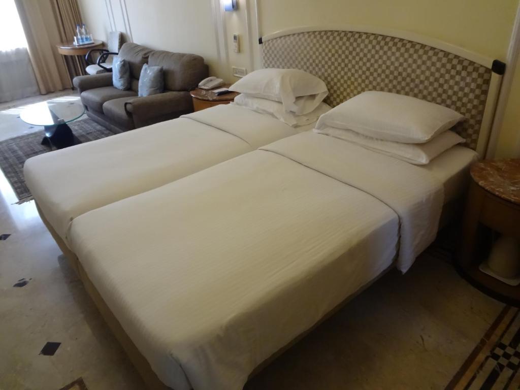 Postel nebo postele na pokoji v ubytování Regency Hotel Malabar Hill