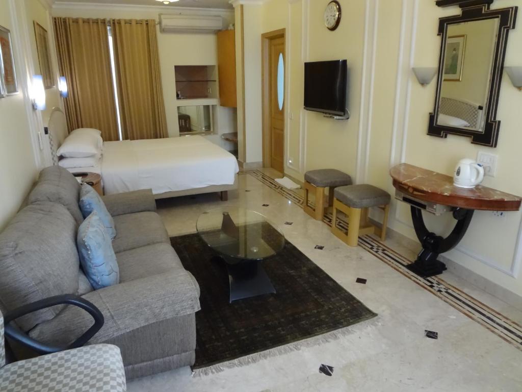 TV a/nebo společenská místnost v ubytování Regency Hotel Malabar Hill