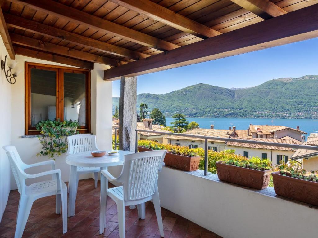 ポルト・ヴァルトラヴァーリアにあるHoliday Home La mia Casetta by Interhomeの水辺の景色を望むバルコニー(テーブル、椅子付)