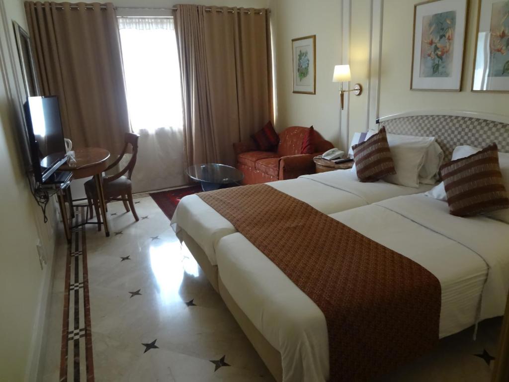 Postel nebo postele na pokoji v ubytování Regency Hotel Malabar Hill