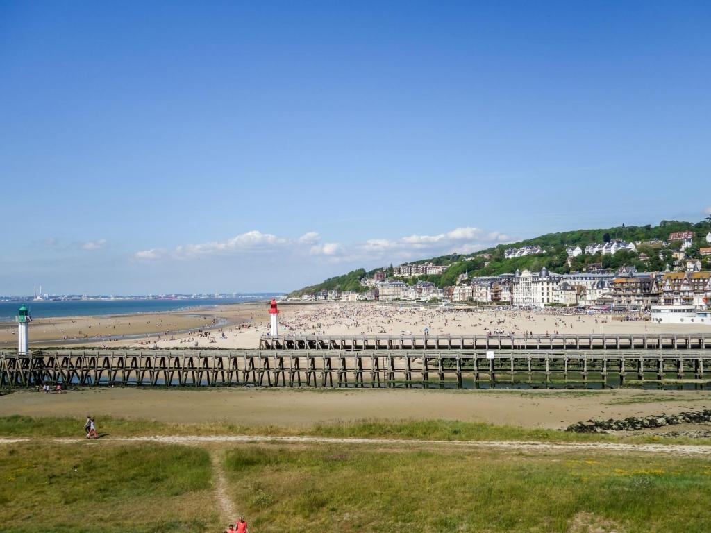 une vue sur une plage avec une jetée et l'océan dans l'établissement Studio Les Marinas-11 by Interhome, à Deauville