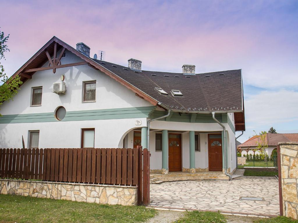 ein weißes Haus mit braunem Dach in der Unterkunft Apartment Polgar by Interhome in Balatonmáriafürdő
