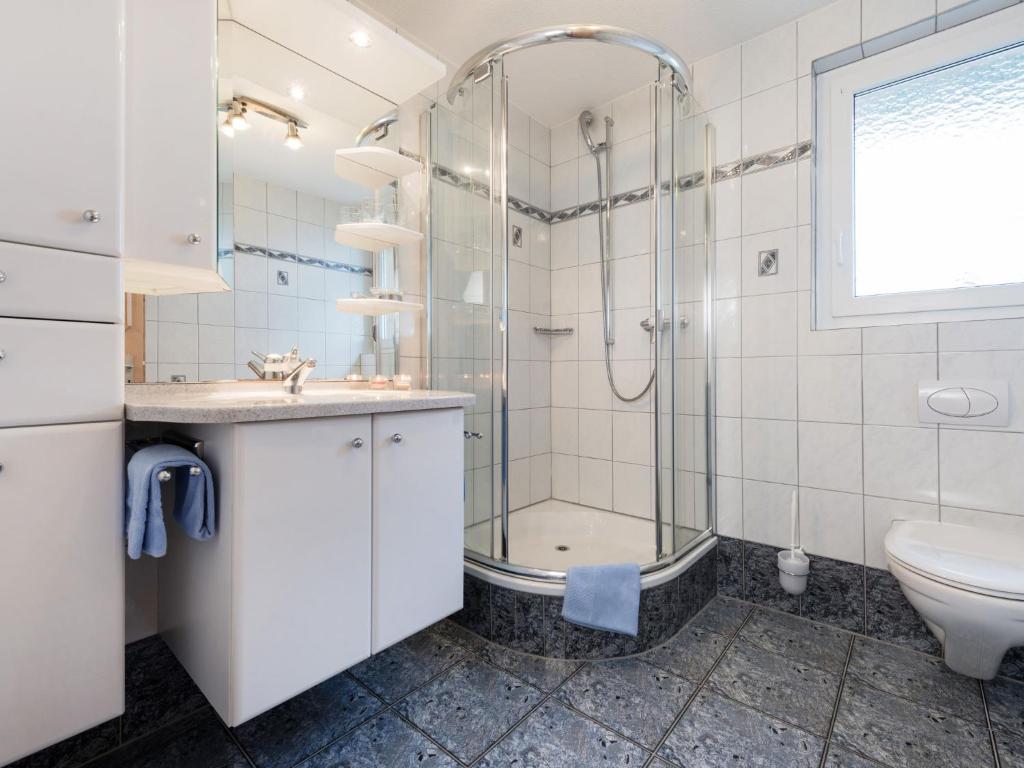 Koupelna v ubytování Chalet Piccolo by Interhome