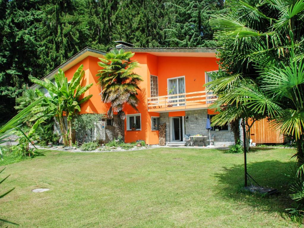 una casa naranja en medio de un patio en Apartment Dragone-2 by Interhome, en Castro