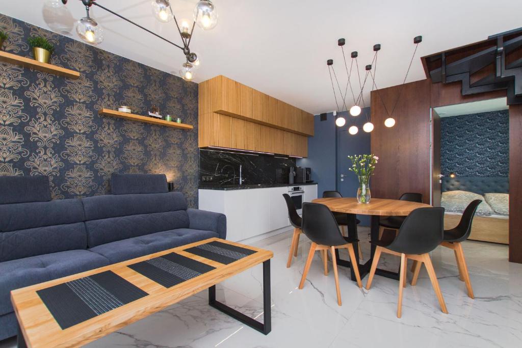 uma sala de estar com um sofá azul e uma mesa em APARTAMENT VIVALDI em Mosty