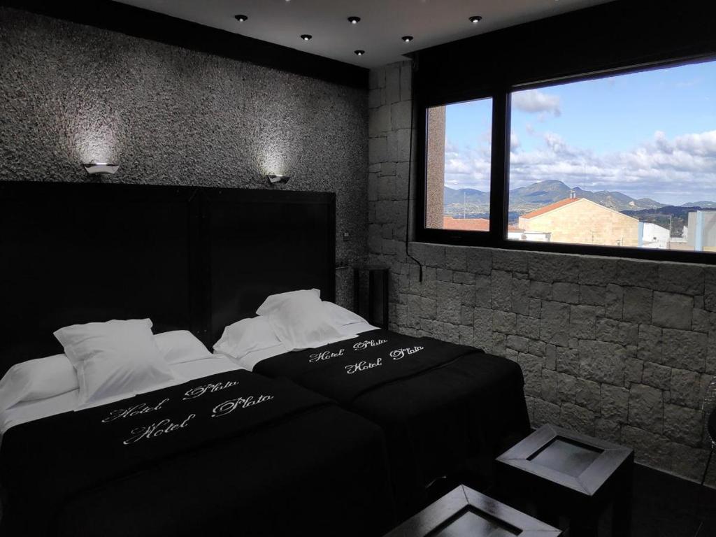 ein Schlafzimmer mit einem Bett und einem großen Fenster in der Unterkunft Hotel Plata by Bossh Hotels in Ibi