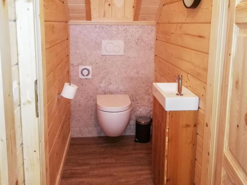 Ένα μπάνιο στο Chalet Hütte Gimpel by Interhome