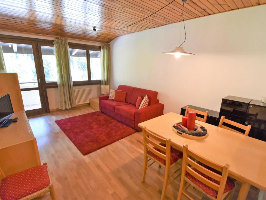 A seating area at Apartment Frassan by Interhome