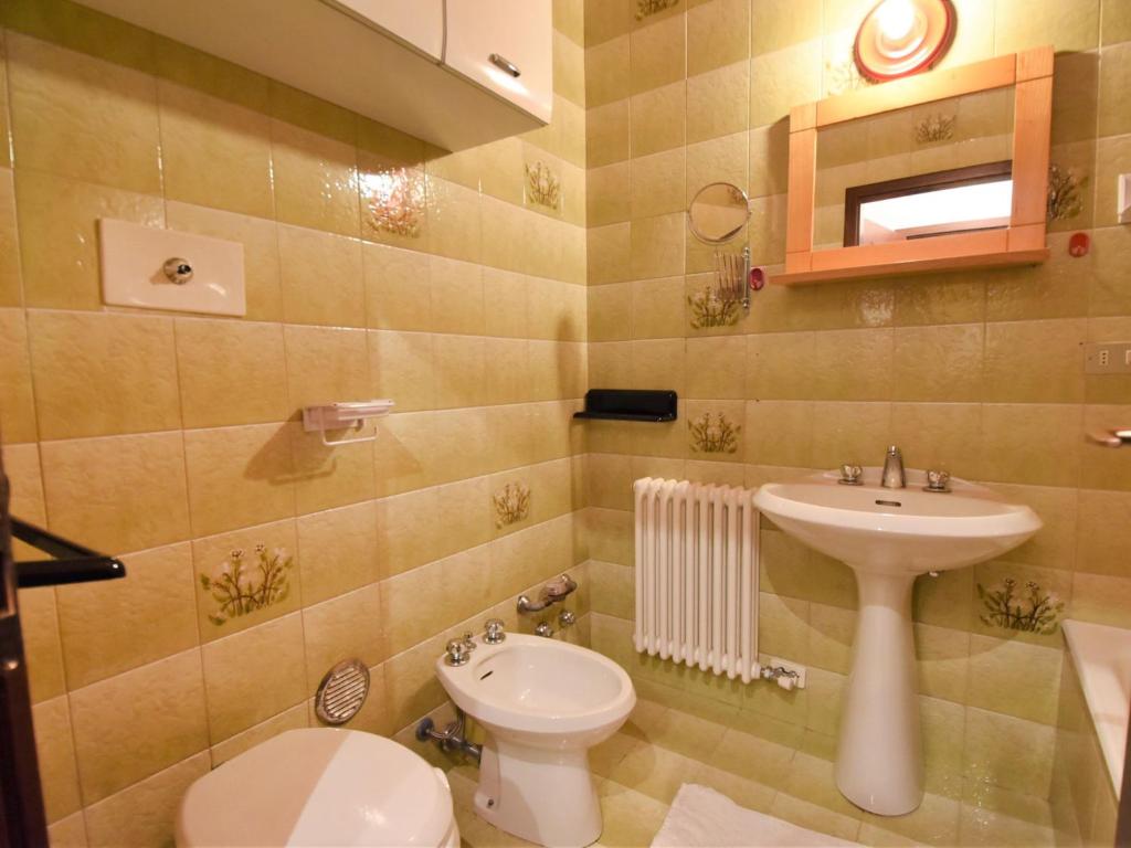 A bathroom at Apartment Frassan by Interhome