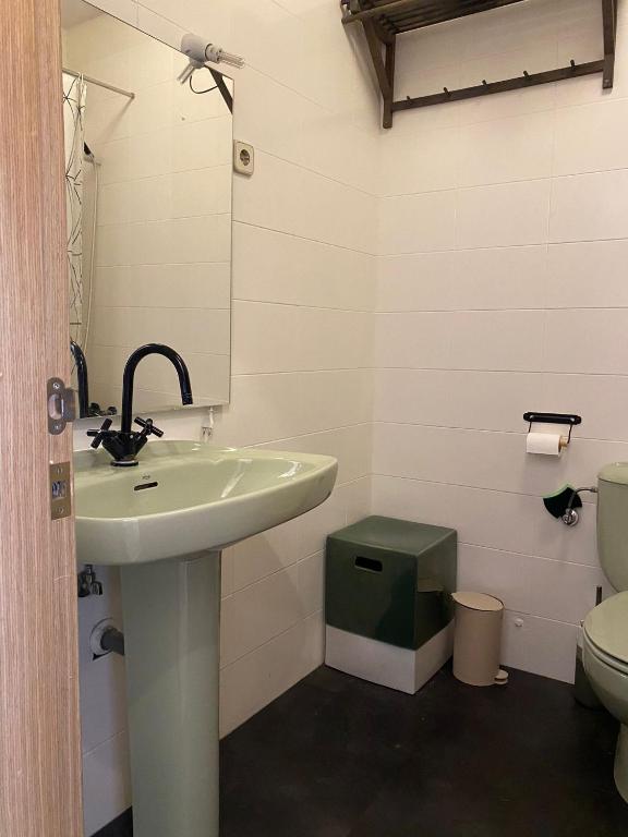 A bathroom at Centro Barrio Embajadores 01