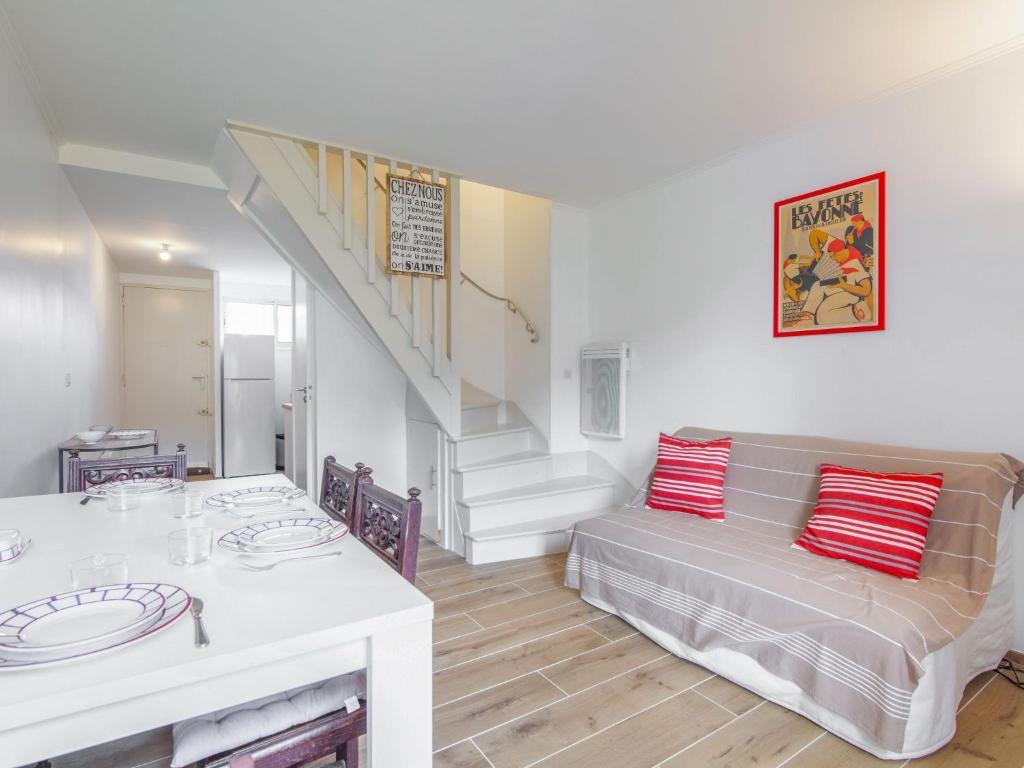 ein Wohnzimmer mit einem Sofa und einem Tisch in der Unterkunft Apartment La Cité du Lac-4 by Interhome in Saint-Jean-de-Luz