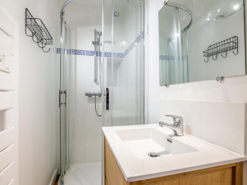 ein Bad mit einem Waschbecken und einer Dusche in der Unterkunft Apartment La Cité du Lac-4 by Interhome in Saint-Jean-de-Luz