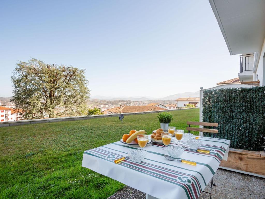 une table blanche avec une plaque de nourriture dans l'établissement Studio Chori Kanta by Interhome, à Ciboure