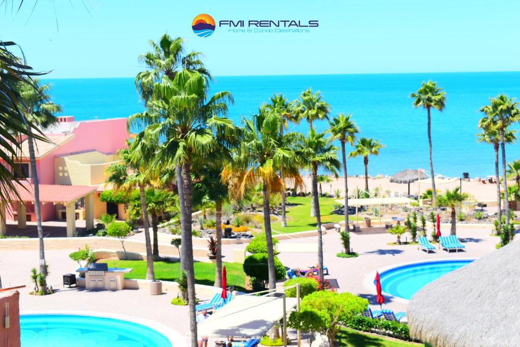 uma vista para a piscina e para a praia a partir da varanda de um resort em Marina Pinacate A-421 em Puerto Peñasco