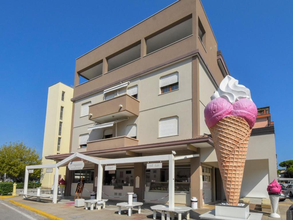 un edificio con un cono de helado delante de él en Apartment Rosapanna-1 by Interhome, en Rosapineta