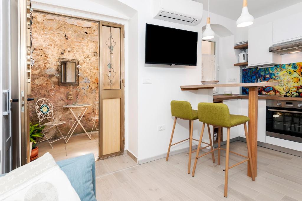 Kuchyň nebo kuchyňský kout v ubytování Apartment AMICI with terrace in center of Rovinj
