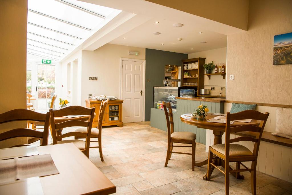 una cucina e una sala da pranzo con tavolo e sedie di Cul-Erg House & Kitchen a Portstewart