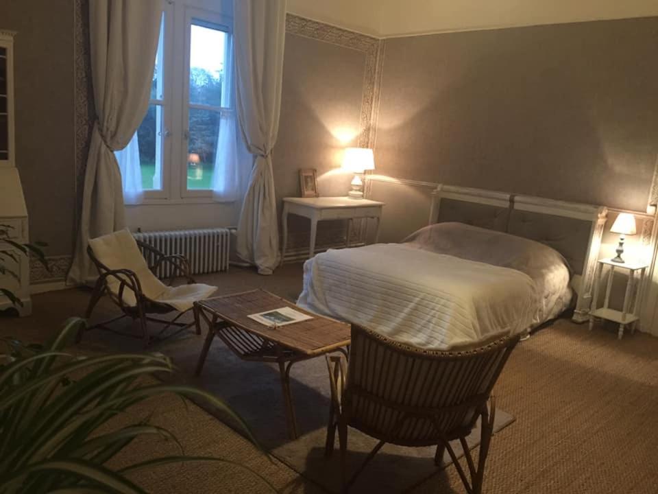 Posteľ alebo postele v izbe v ubytovaní Manoir le Mingreaud Chambres d'hôtes