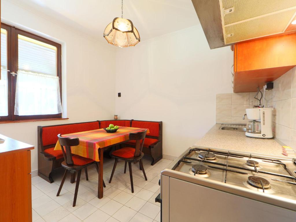 Kuchyň nebo kuchyňský kout v ubytování Holiday Home Akazie by Interhome