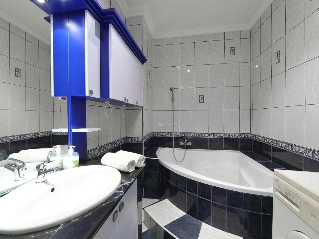 W łazience znajduje się umywalka i wanna. w obiekcie Holiday Home Beata by Interhome w mieście Kőröshegy
