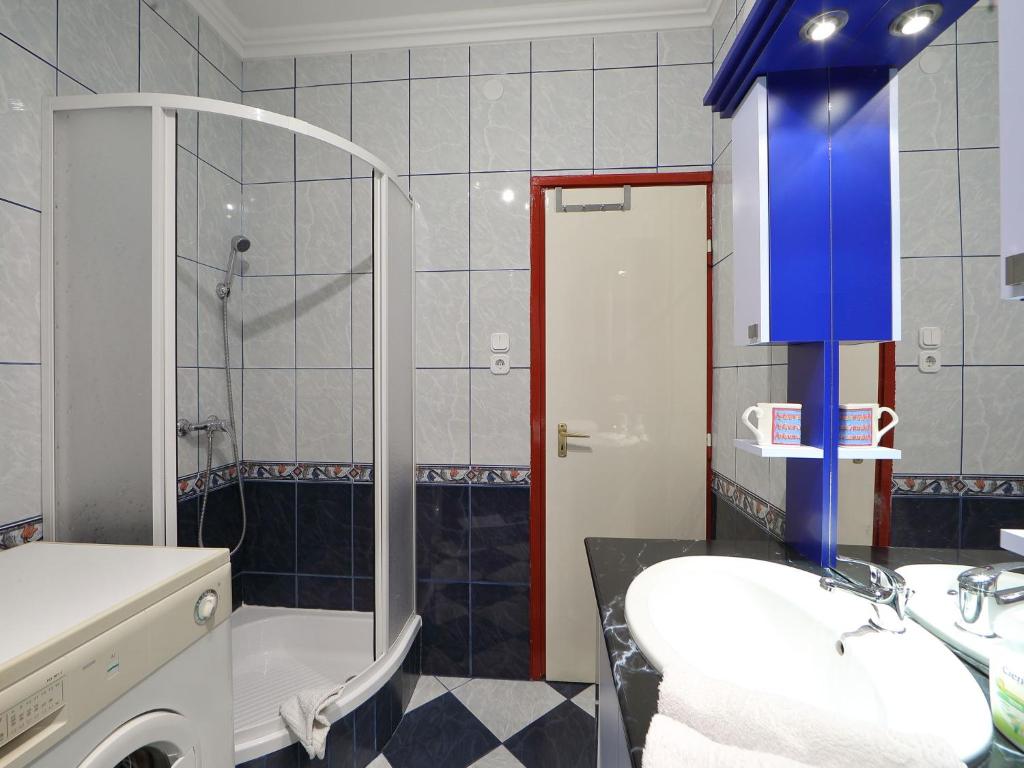 W łazience znajduje się prysznic, umywalka i toaleta. w obiekcie Holiday Home Beata by Interhome w mieście Kőröshegy