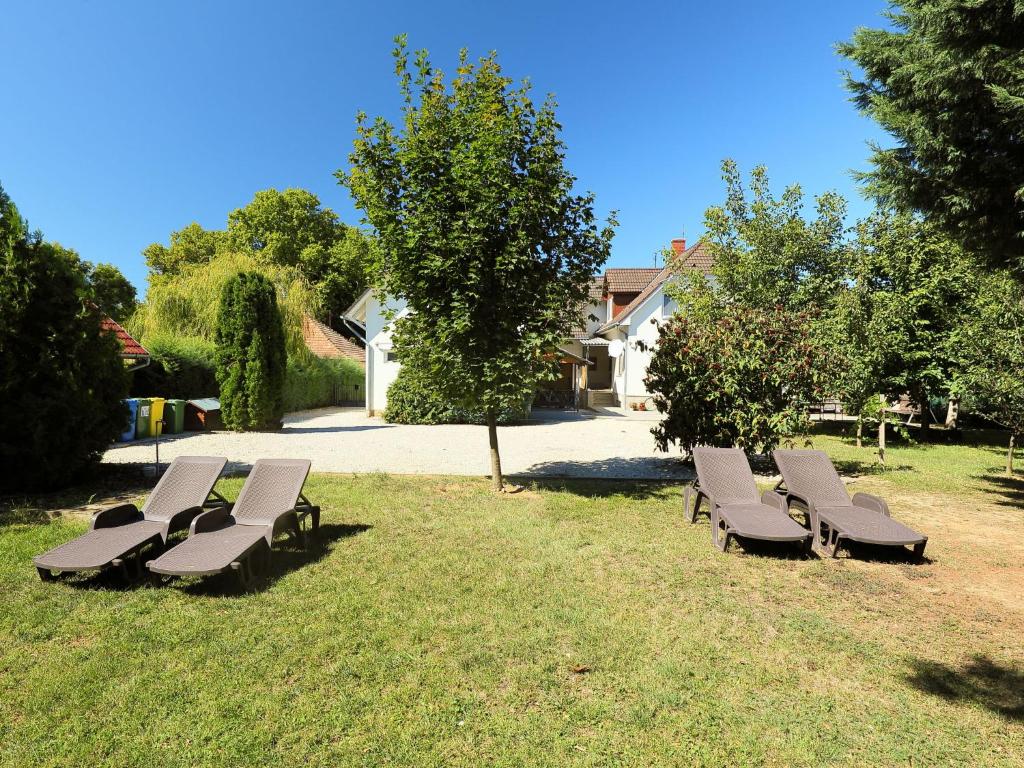Vonkajšia záhrada v ubytovaní Apartment Moni 2 by Interhome