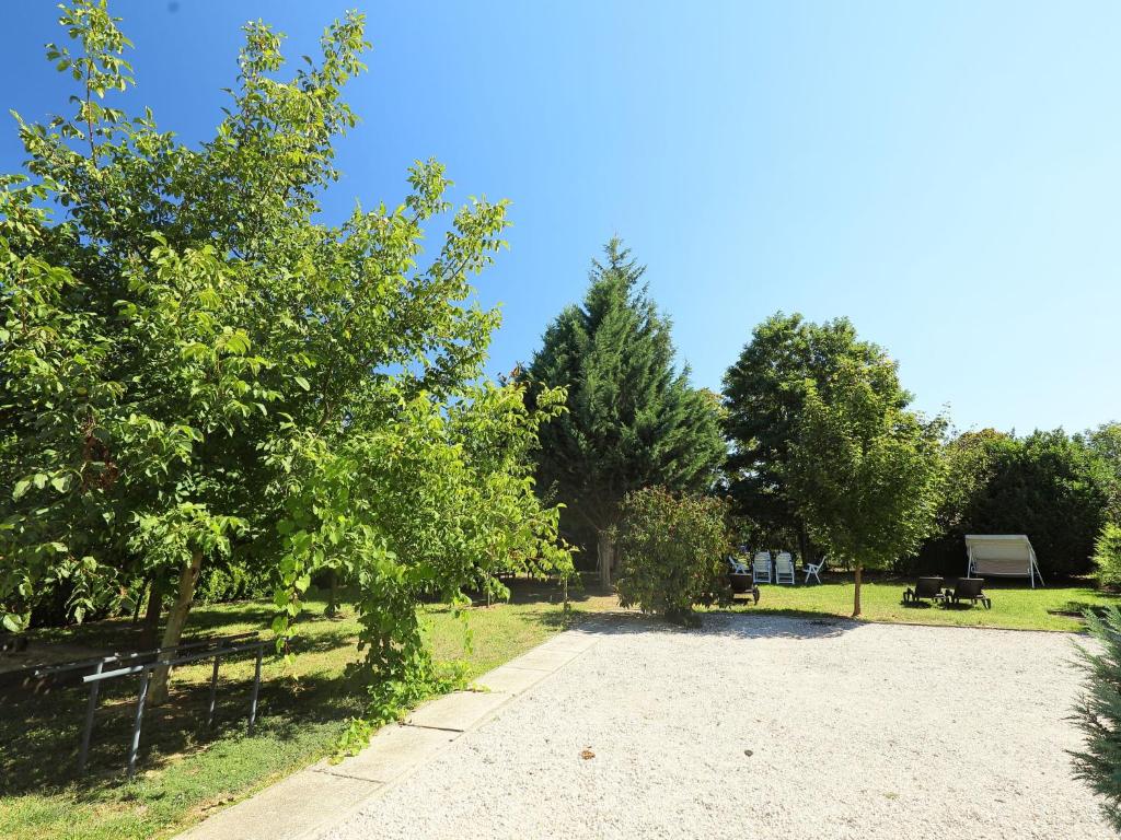 Vonkajšia záhrada v ubytovaní Apartment Moni 2 by Interhome