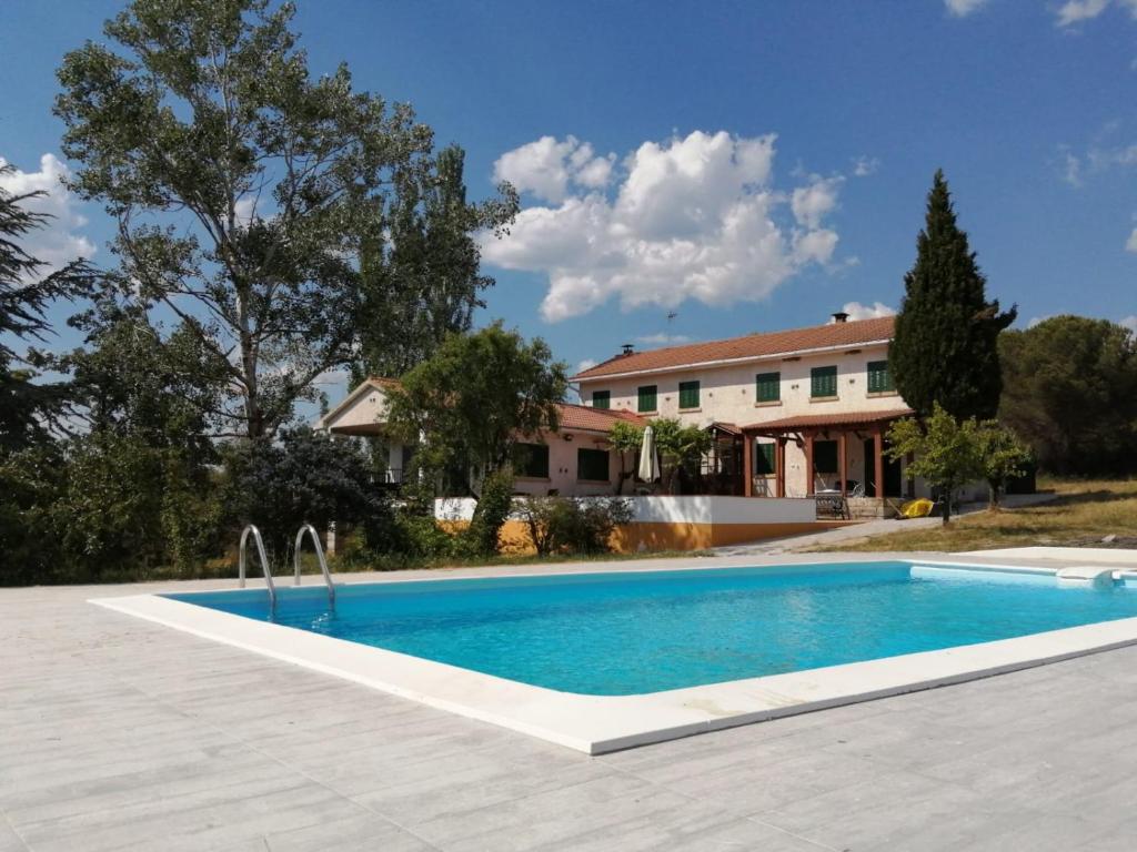 uma piscina em frente a uma casa em La Casa del Ingles - Robledillo de la Jara em Robledillo de la Jara