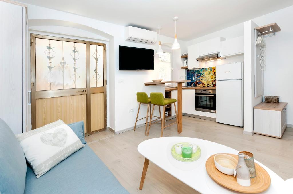 Kuchyň nebo kuchyňský kout v ubytování Apartment AMICI with terrace in center of Rovinj