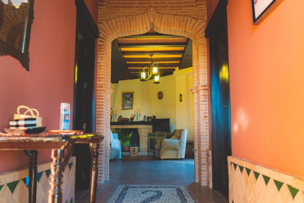 un pasillo con un arco en la sala de estar en Alojamiento rural Las Alberquillas, en Beas
