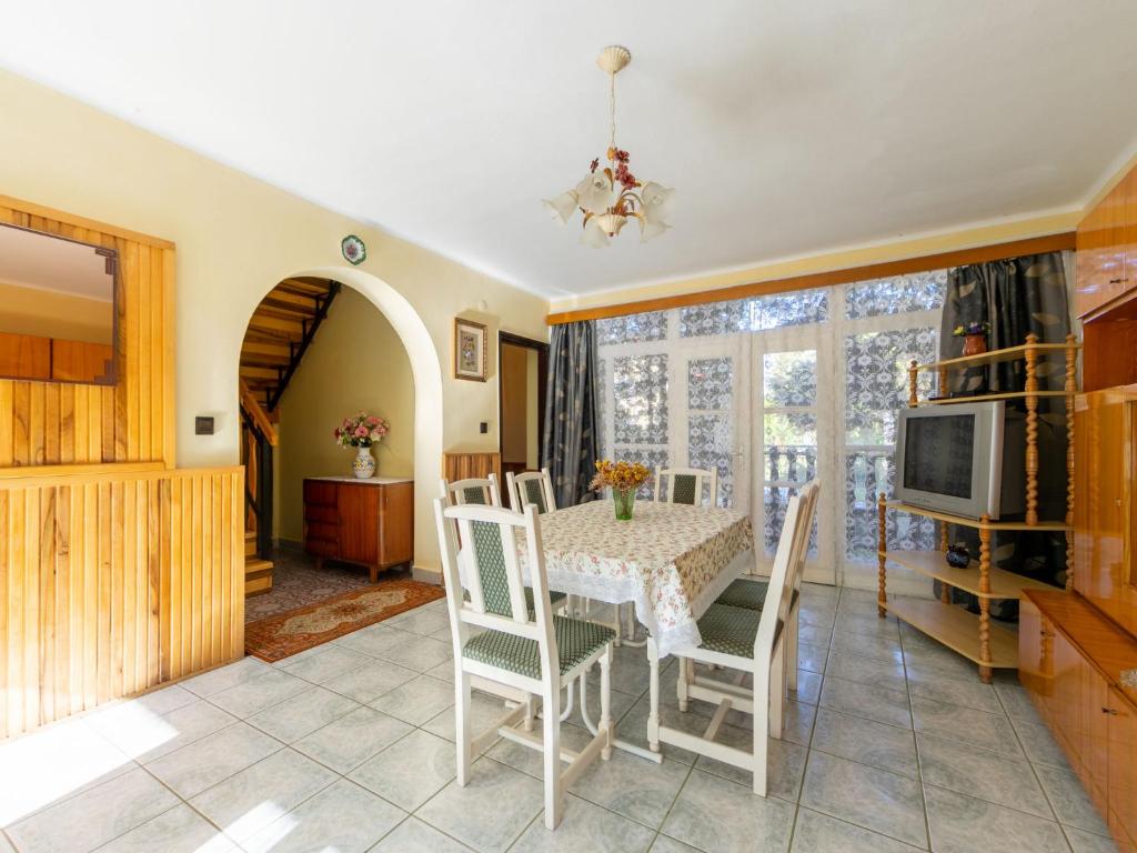 Televízia a/alebo spoločenská miestnosť v ubytovaní Holiday Home Rallye by Interhome