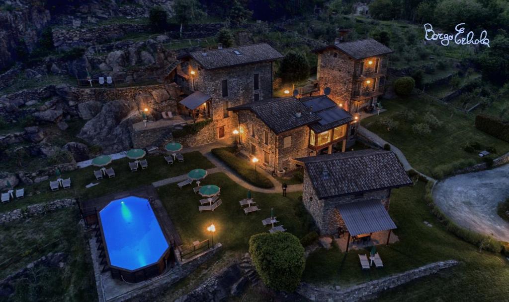 eine Luftansicht eines Hauses mit blauem Pool in der Unterkunft Borgo Erbiola in Colico